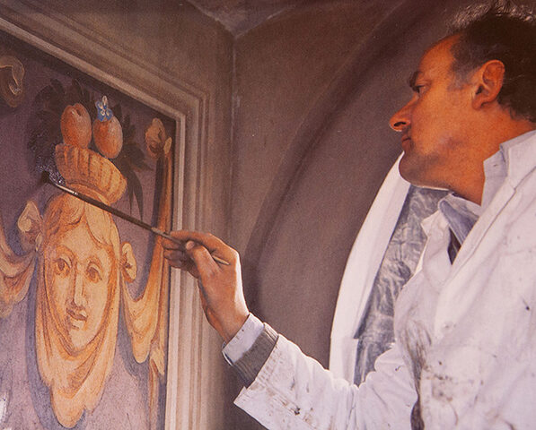 Hermenegild Peiker bei der Rekonstruktion eines Freskos im Goldenen Saal des Augsburger Rathauses 1988.
