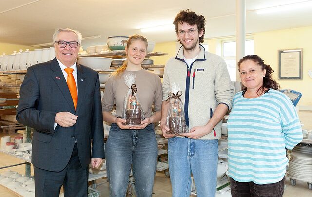 Firmenbesuch mit Geschenkübergabe bei Museumstöpferei Ralf Kretschmann : v. l. : HWK-Präsident Hans-Peter Rauch, Bundessiegerin Inga Wilhelm, Bundessieger Ruben-Paul Velte, Ausbilderin Gitta Straucher