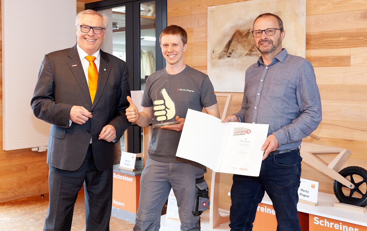 Firmenbesuch mit Geschenkübergabe bei Schreinerei Alt/ ALT INSPIRATION Holz : v. l. HWK Präsident Hans-Peter Rauch, Bundessieger Moritz Wagner , Geschäftsführer Norbert Alt