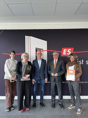 Firmenbesuch mit Geschenkübergabe bei Klug Conservation / Wegele GmbH: v. l.: Auszubildende Anna Mayer, Ausbilderin Anne Hueber, einer der GF Michael Kühner, HWK-Präsident Hans-Peter Rauch, Personalleiterin Corinna Wiedeman