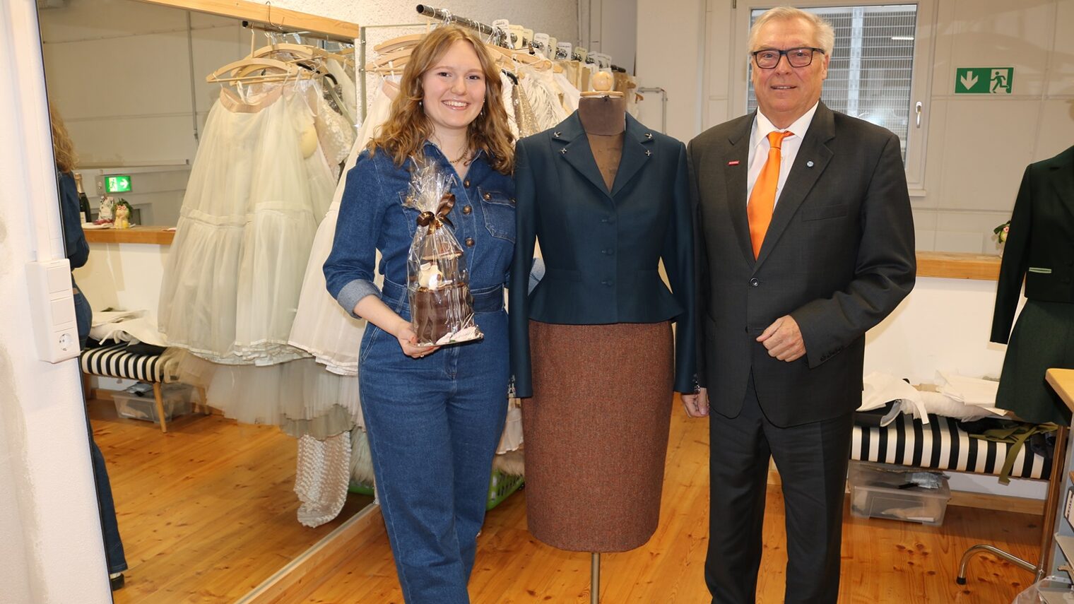 Firmenbesuch mit Geschenkübergabe bei Staatstheater Augsburg: v. l.: 2. Bundessiegerin Bianca Sturm, HWK-Präsident Hans-Peter Rauch