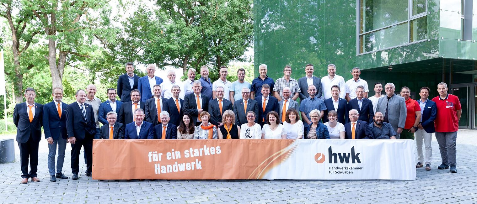 Die Vollversammlungsmitglieder und die Hauptgeschäftsführung der Handwerkskammer für Schwaben.