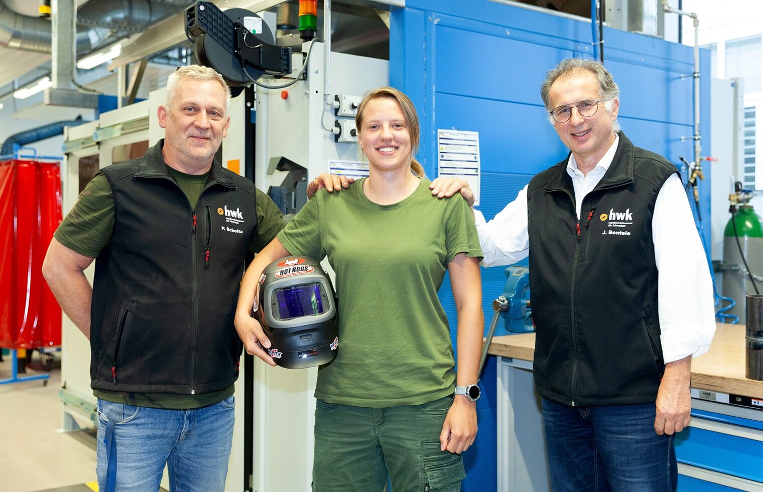Zofia Walczek mit ihren beiden Ausbildern Joachim Bentele und Peter Scholtz vom Berufsbildungs- und Technologiezentrum der Handwerkskammer für Schwaben.
