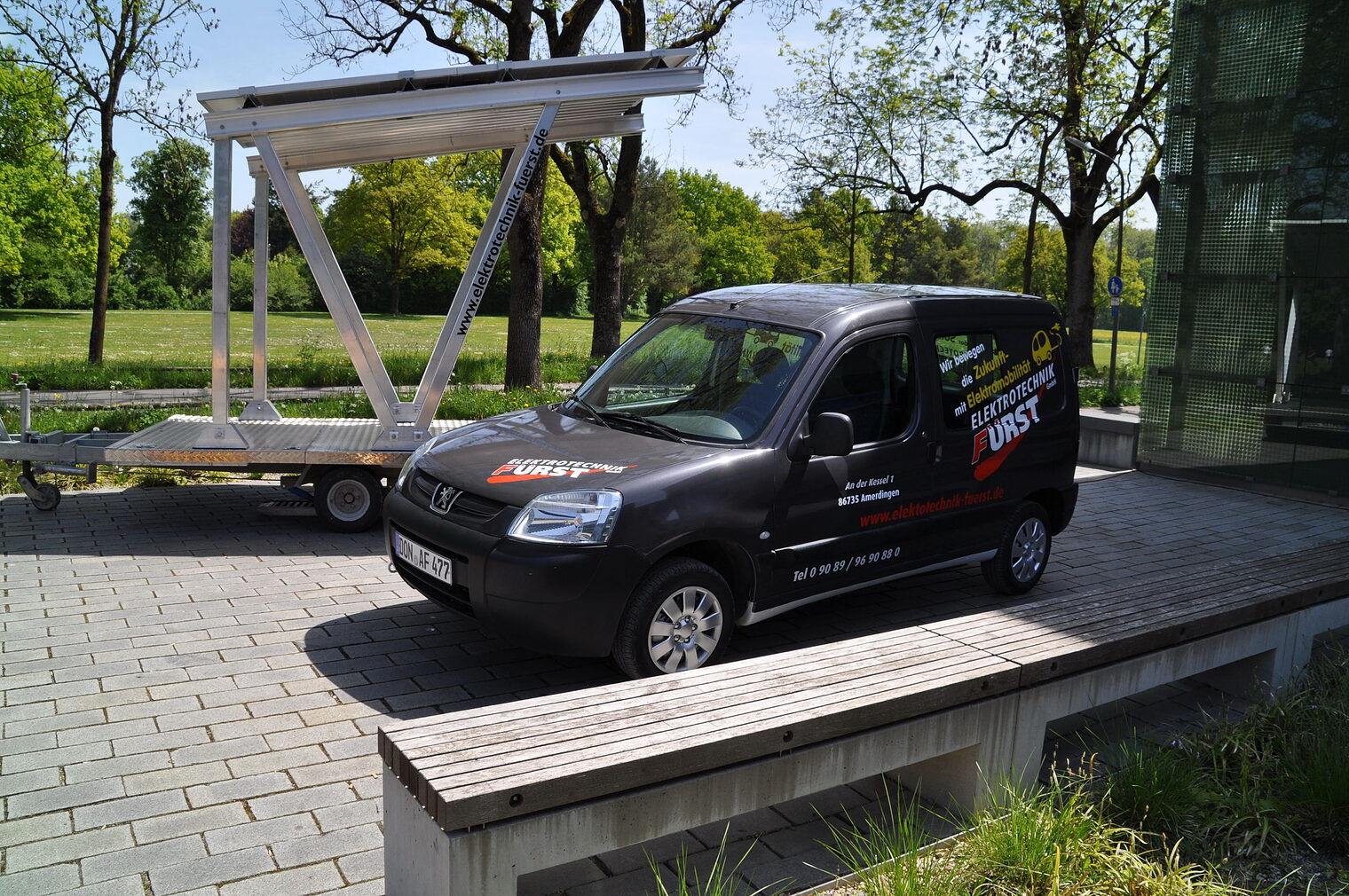 Elektroauto mit Solar Carport von der Firma Elektrotechnik Fürst